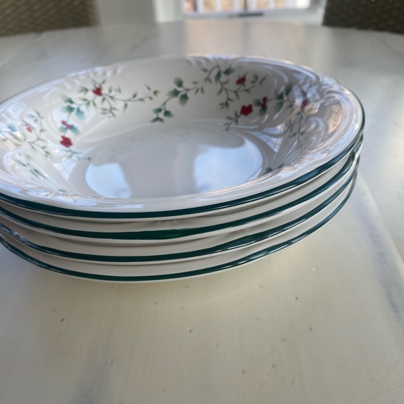 Pfaltzgraff Winterberry Large Rim Soup Bowl Set of 4 LIKE NEW!!! - Picture 6 of 9